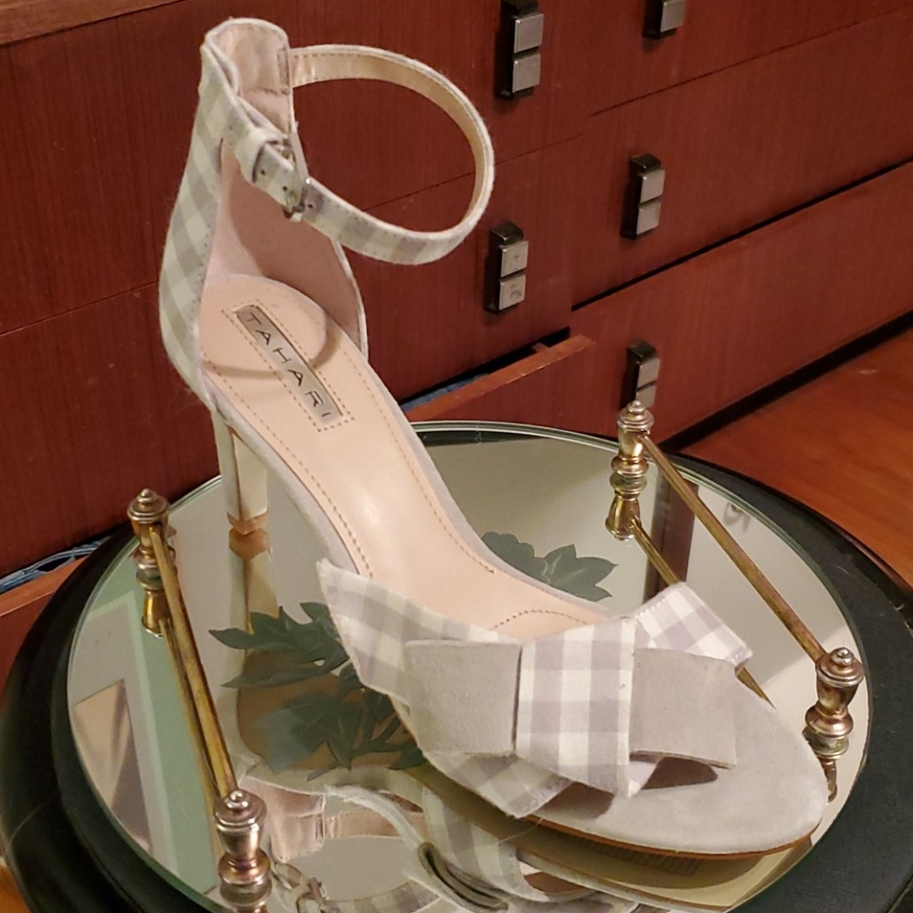 Ladies Tahari Sandal